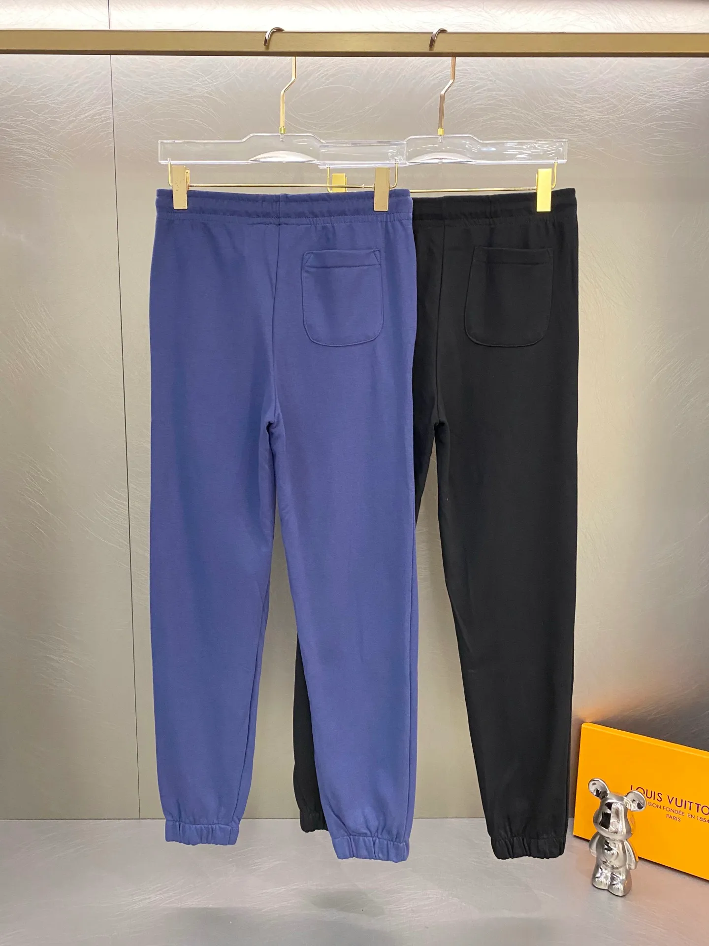 P260 Ralph Lauren/POLO 2025 spring classic embroidered terry solid color sweatpants.           The most high-end exclusive launch in the market! Hot sales online! Embroidered casual terry sweatpants! The upper body is extremely soft and comfortable! The texture, washability, and durability all have a high quality level! Perfect for the season! A cost-effective product that can be used by both men and women! Needless to say, the quality of these amazing pants can be easily worn by both young and old! The first choice for versatile pants for sports and fitness. Casual and everyday, the highlight is the three-dimensional logo embroidery. A simple brand that follows fashion trends. Purely manual measurement, there is an error of 1-2 cm Color: Black Navy Size: M-XXL M: Length 106 Waist 66 Hips 94 Foot 30 L: Length 107 Waist 69 Hips 98 Foot 32 Sleeves and hips: 104, Feet: 36